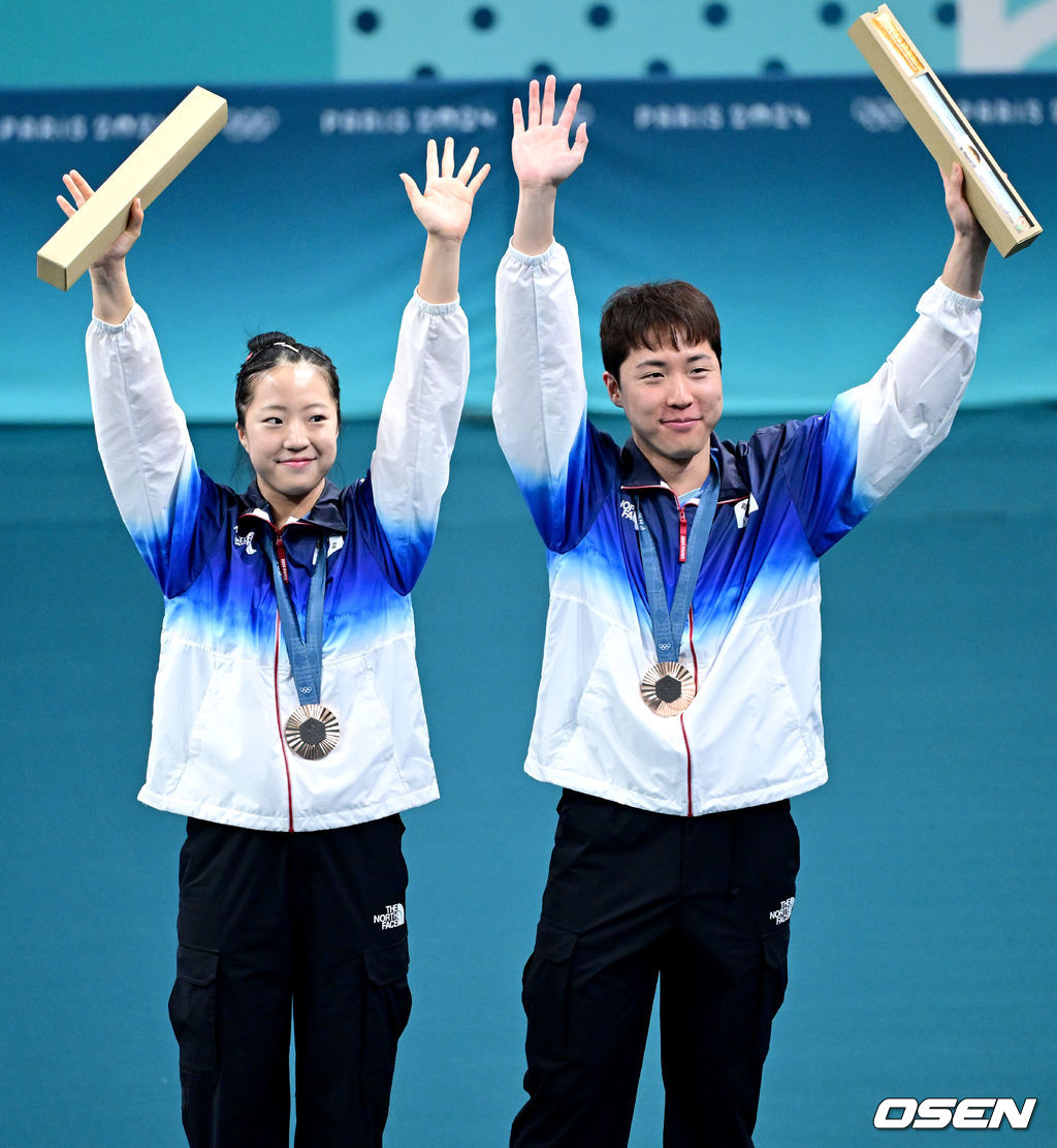 한국 탁구가 12년의 가뭄을 끊고 값진 동메달을 목에 걸었다.한국 탁구 혼성 복식 임종훈(한국거래소)-신유빈(대한항공) 조는 30일(한국시간) 프랑스 파리 사우스 파리 아레나 4에서 열린 홍콩의 치우당-니나 미텔함 조와의 혼합 복식 동메달 결정전에서 웡춘팅-두호이켐 조(홍콩, 세계 랭킹 4위)를 상대로 4-0(11-5 11-7 11-7 14-12)으로 완승을 거두면서 값진 동메달을 차지했다.동메달을 거머쥔 한국 임종훈-신유빈이 시상식에서 포즈를 취하고 있다. 2024.07.30/ dreamer@osen.co.kr