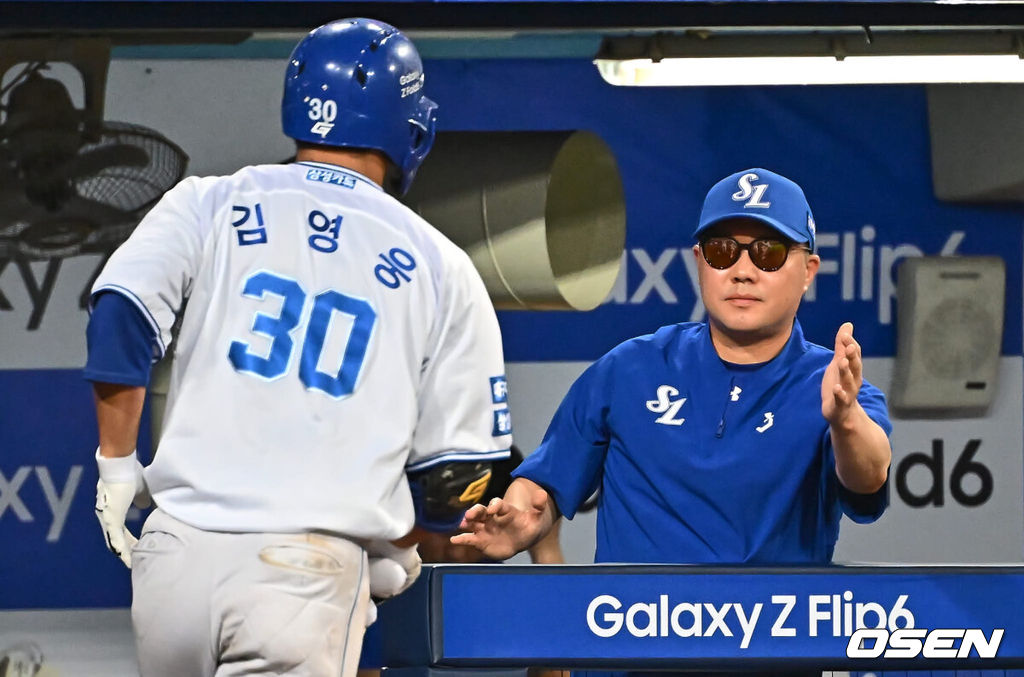 20일 대구삼성라이온즈파크에서 2024 신한 SOL 뱅크 KBO 리그 삼성 라이온즈와 롯데 자이언츠의 경기가 열렸다. 홈팀 삼성은 원태인이 방문팀 롯데는 이인복이 선발 출전했다. 삼성 라이온즈 김영웅이 6회말 무사 1루 좌중간 2점 홈런을 치고 박진만 감독과 하이파이브를 하고 있다. 2024.07.20 / foto0307@osen.co.kr