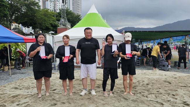 지난 27일, 28일 이틀 동안 대한씨름협회는 전남 장흥군 탐진강변에서 진행된 ‘제17회 정남진 장흥 물축제’에서 3번째 ‘2024 찾아가는 전통씨름’을 진행했다. / 대한씨름협회