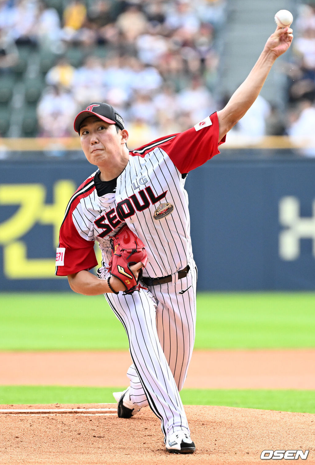 21일 서울 송파구 잠실야구장에서 ‘2024 신한 SOL Bank KBO리그’ LG트윈스와 두산 베어스의 경기가 열렸다. LG는 손주영을, 두산은 최원준을 선발로 내세웠다. LG 선발 손주영이 힘차게 공을 뿌리고 있다. 2024.07.21 /rumi@osen.co.kr