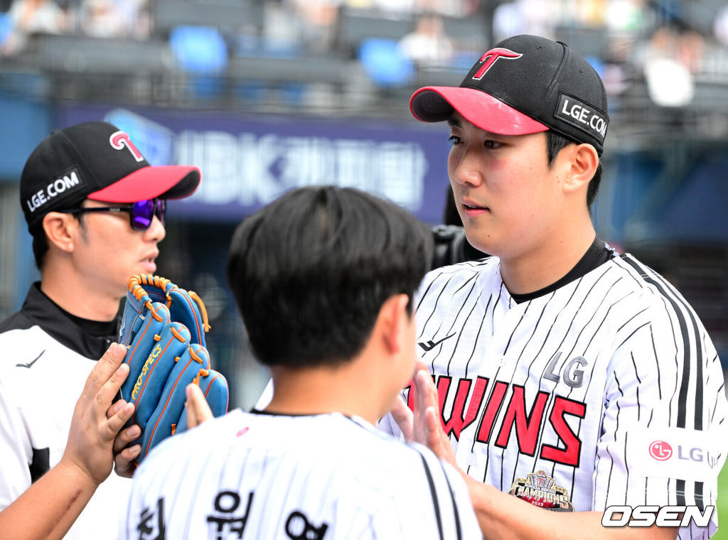 25일 오후 서울 잠실야구장에서 ‘2024 신한 SOL BANK KBO리그’ LG 트윈스와 NC 다이노스의 경기가 열렸다. 이날 LG는 손주영, NC는 이용준을 선발로 내세웠다. 5회초 수비를 마친 LG 손주영이 더그아웃으로 향하고 있다. 2024.05.25 / jpnews@osen.co.kr