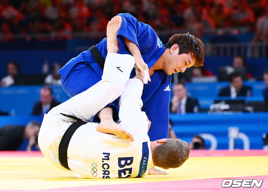 30일(한국시각) 프랑스 파리 샹드마르스 아레나에서 ‘2024 파리올림픽’ 남자 유도 81kg 한국 이준환과 벨기에 마티아스 카세의 동메달결정전이 열렸다.<br /><br />이날 경기에서 이준환은 세계랭킹 1위 마티아스 카세를 절반승으로 제치고 동메달을 획득했다.<br /><br />한국 이준환이 공격을 펼치고 있다. 2024.07.30 / dreamer@osen.co.kr<br />