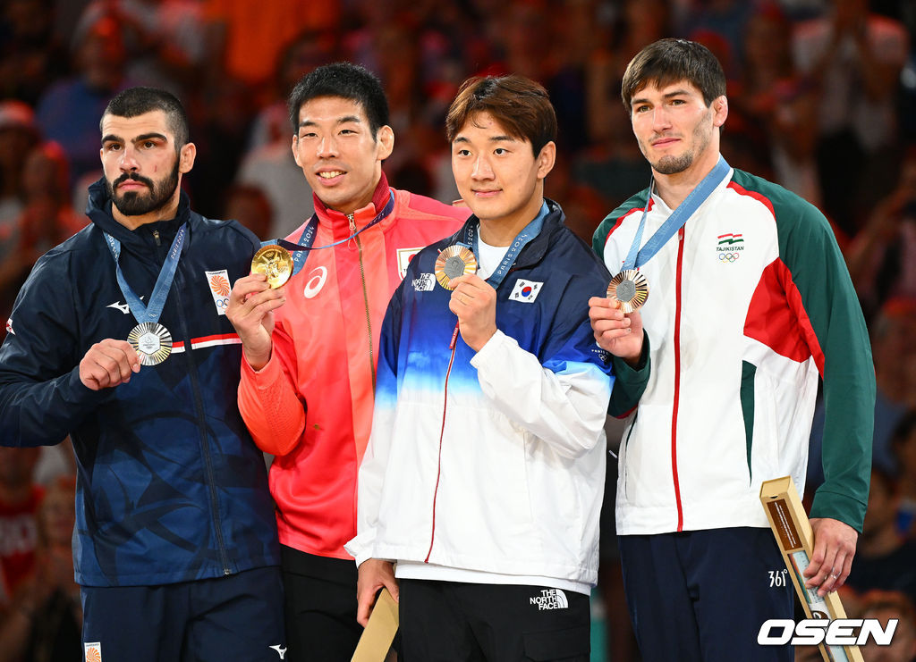 30일(한국시각) 프랑스 파리 샹드마르스 아레나에서 ‘2024 파리올림픽’ 남자 유도 81kg 한국 이준환과 벨기에 마티아스 카세의 동메달결정전이 열렸다.<br /><br />이날 경기에서 이준환은 세계랭킹 1위 마티아스 카세를 절반승으로 제치고 동메달을 획득했다.<br /><br />동메달을 거머쥔 이준환이 메달 수상자들과 함께 포즈를 취하고 있다. 2024.07.30 / dreamer@osen.co.kr