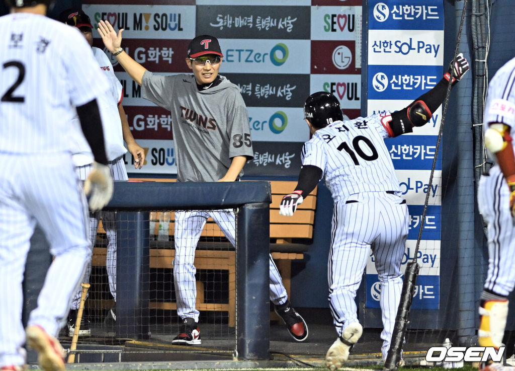 31일 오후 서울 잠실야구장에서 2024 신한 SOL Bank KBO리그 LG 트윈스와 삼성 라이온즈의 경기가 열렸다.이날 홈팀 LG는 손주영을, 방문팀 삼성은 이승현을 선발 투수로 내세웠다.5회말 1사 2루 LG 오지환이 달아나는 투런 홈런을 날린 뒤 염경엽 감독과 세리머니를 하고 있다. 2024.07.31 /cej@osen.co.kr