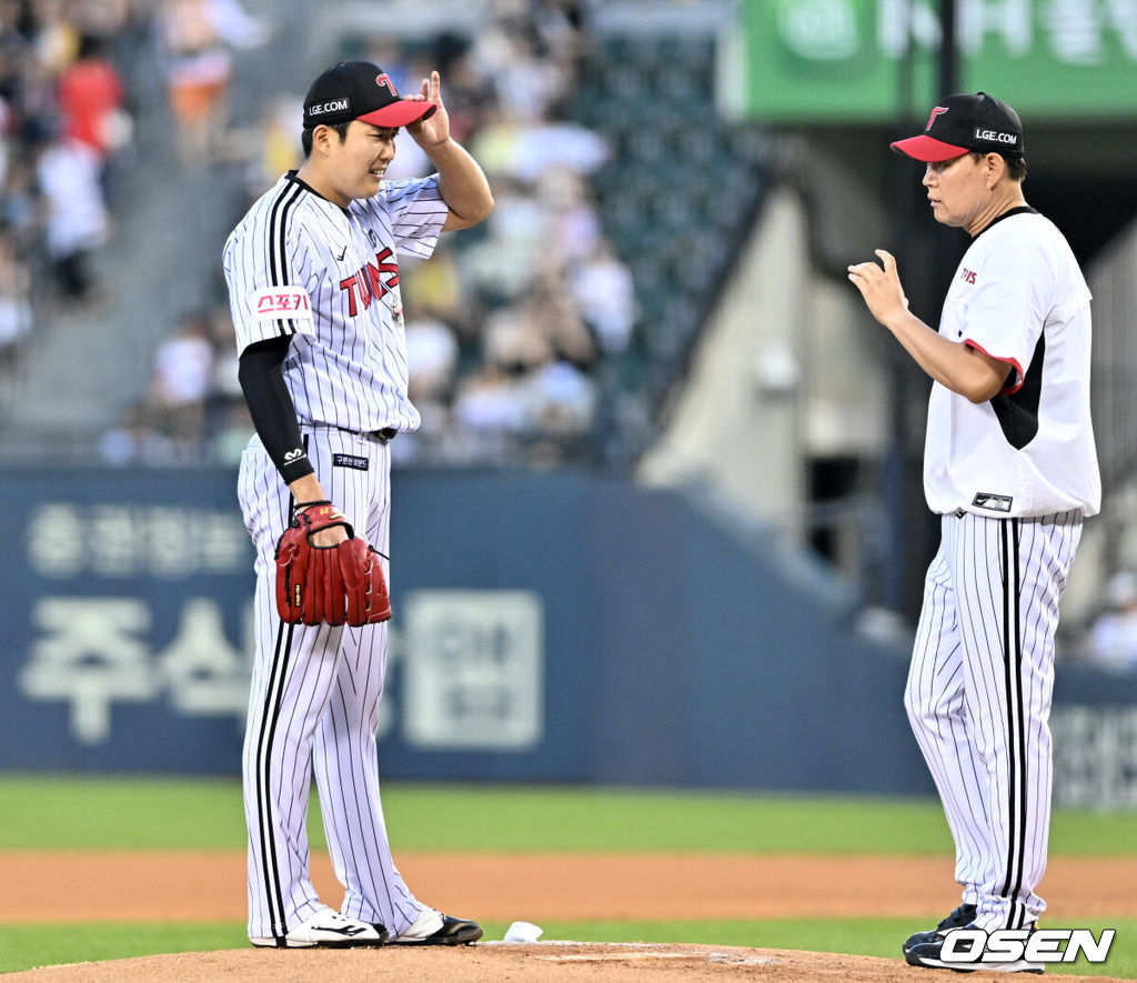 31일 오후 서울 잠실야구장에서 2024 신한 SOL Bank KBO리그 LG 트윈스와 삼성 라이온즈의 경기가 열렸다.이날 홈팀 LG는 손주영을, 방문팀 삼성은 이승현을 선발 투수로 내세웠다.4회초 1사 1,2루 LG 손주영이 삼성 강민호에게 적시타를 허용하자 코칭스태프가 마운드에 올라 대화를 나누고 있다. 2024.07.31 /cej@osen.co.kr