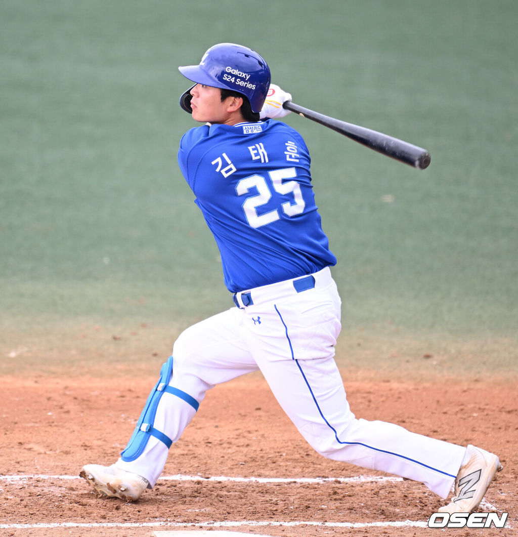 11일 오후 경기도 이천 베어스 파크에서 2024 메디힐 KBO 퓨처스리그 두산 베어스와 삼성 라이온즈의 경기가 열렸다.3회초 1사 만루에서 삼성 김태훈이 좌중간 2타점 적시타를 치고 있다. 2024.05.11 /sunday@osen.co.kr