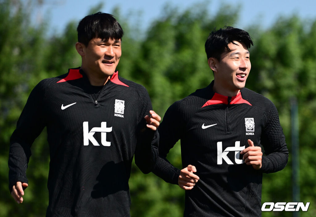 대한민국 축구대표팀이 21일(현지시간) 카타르 도하 알 에글라 트레이닝 센터에서 훈련을 가졌다.김민재, 손흥민이 조깅을 하고 있다. 2024.01.21 / jpnews.osen.co.kr