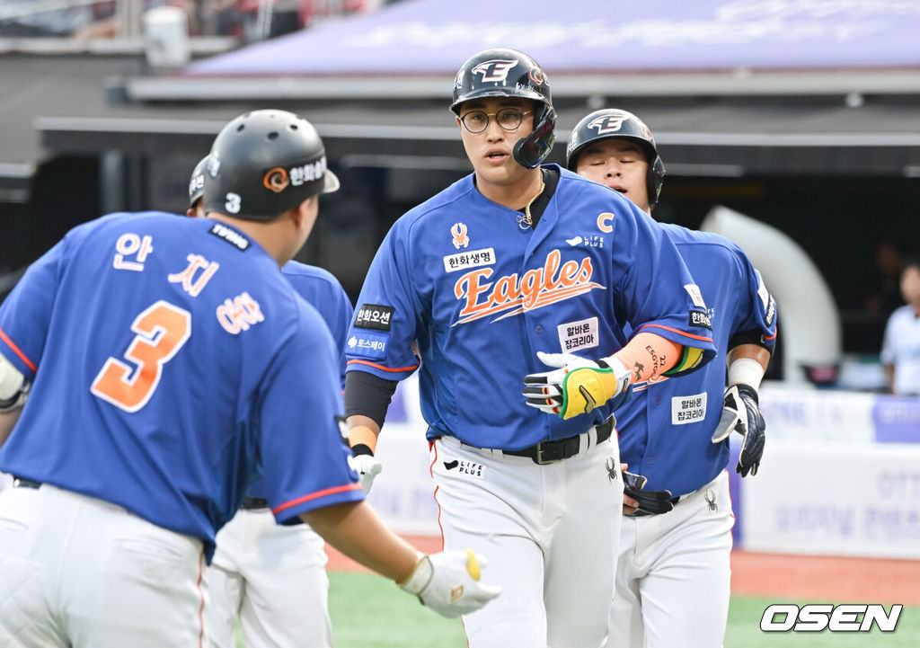 1일 오후 경기도 수원시 수원KT위즈파크에서 ‘2024 신한 SOL BANK KBO리그’ KT 위즈와 한화 이글스의 경기가 진행됐다.이날 KT는 엄상백을, 한화는 문동주를 선발투수로 내세웠다.1회초 2사 2,3루 한화 채은성이 선취 3점 홈런을 날리고 후속 타자 안치홍과 하이파이브를 하고 있다.  2024.08.01 / soul1014@osen.co.kr