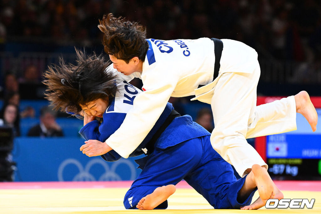 29일(한국시간) 프랑스 파리 샹드마르스 아레나에서 ‘2024 파리올림픽’ 여자 유도 57kg 결승 한국 허미미와 캐나다 크리스티안 데구치의 경기가 열렸다.허미미(22, 세계 랭킹 3위)는 크리스티안 데구치(캐나다, 세계 랭킹 1위)에게 골든 스코어 끝에서 연장전서 지도 3개로 반칙패를 당하면서 은메달을 획득했다.한국 허미미가 캐나다 데구치를 상대로 공격을 펼치고 있다. 2024.07.29 / dreamer@osen.co.kr