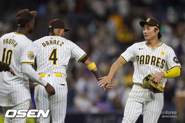 [사진] 샌디에이고 김하성(오른쪽)이 루이스 아라에즈와 승리 세리머니를 하고 있다. ⓒGettyimages(무단전재 및 재배포 금지)