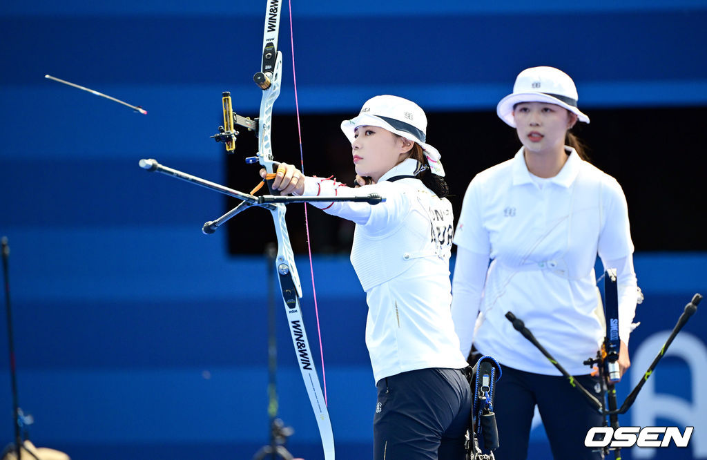 28일 (한국시간) 프랑스 파리 앵발리드에서 ‘2024 파리올림픽’ 양궁 여자 리커브 단체 한국과 대만의 경기가 열렸다.<br /><br />임시현(21·한국체대)-남수현(19·순천시청)-전훈영(30·인천시청)으로 구성된 한국 여자 양궁대표팀은 역사적인 올림픽 단체전 10연패를 노린다.<br /><br />전훈영이 활을 쏘고 있다. 2024.07.28 / dreamer@osen.co.kr<br />