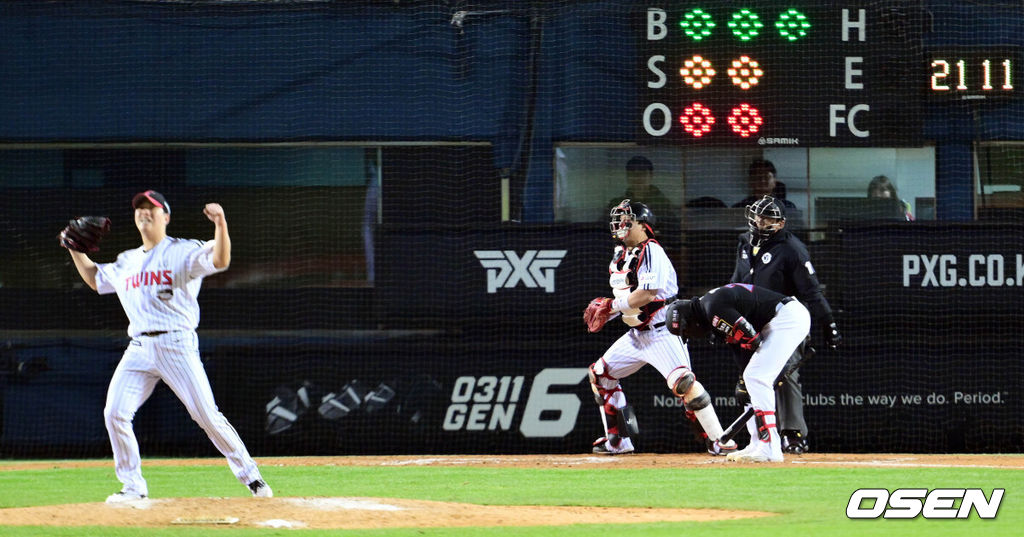 13일 잠실야구장에서 2023 신한은행 SOL KBO 포스트시즌 한국시리즈 LG 트윈스와 KT 위즈의 5차전 경기가 열렸다. 8회초 2사 LG 함덕주가 KT 알포드를 삼진으로 처리하며 기뻐하고 있다. 2023.11.13 /cej@osen.co.kr