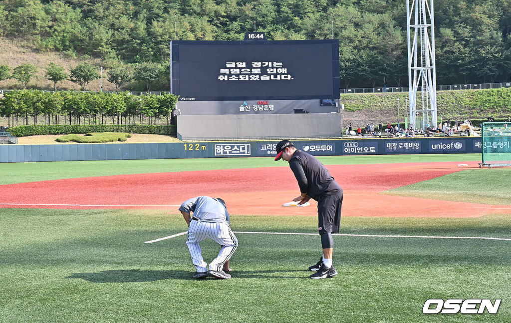 2일 울산 문수야구장에서 2024 신한 SOL 뱅크 KBO 리그 롯데 자이언츠와 LG 트윈스의 경기가 열릴 예정이었다. 홈팀 롯데는 반즈가 선발로 방문팀 LG는 이상영이 선발로 나설 예정이었다.폭염으로 인해 경기가 취소되자 훈련 중이던 LG 선수들이 인조잔디에 손을 사용해 온도 체크를 해 보고 있다. 2024.08.02 / foto0307@osen.co.kr