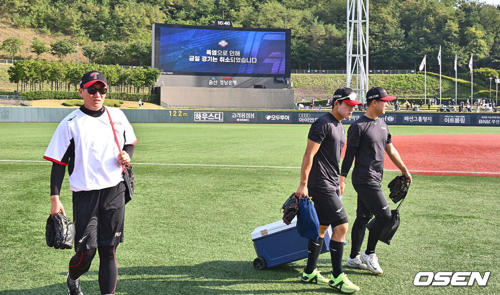 2일 울산 문수야구장에서 2024 신한 SOL 뱅크 KBO 리그 롯데 자이언츠와 LG 트윈스의 경기가 열릴 예정이었다. 홈팀 롯데는 반즈가 선발로 방문팀 LG는 이상영이 선발로 나설 예정이었다.폭염으로 인해 경기가 취소되자 훈련 중이던 LG 선수들이 철수하고 있다. 2024.08.02 / foto0307@osen.co.kr