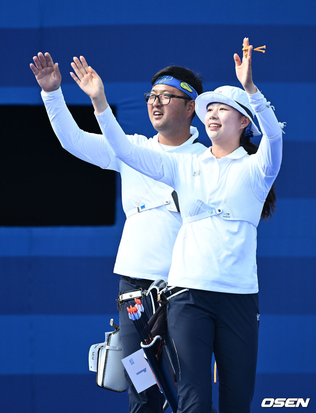 2일(한국시간) 프랑스 파리 레쟁발리드에서 ‘2024 파리올림픽’ 양궁 혼성단체 16강전 한국 김우진-임시현 조와 대만 레이 젠잉-다이 여우쉬안의 경기가 열렸다.한국 김우진-임시현 조는 슛오프 끝에 5대4(37-35 39-37 37-38 20-19)로 대만을 잡아내며 8강에 진출했다. 김우진-임시현 조가 승리한 뒤 인사를 전하고 있다. 2024.08.02 / dreamer@osen.co.kr