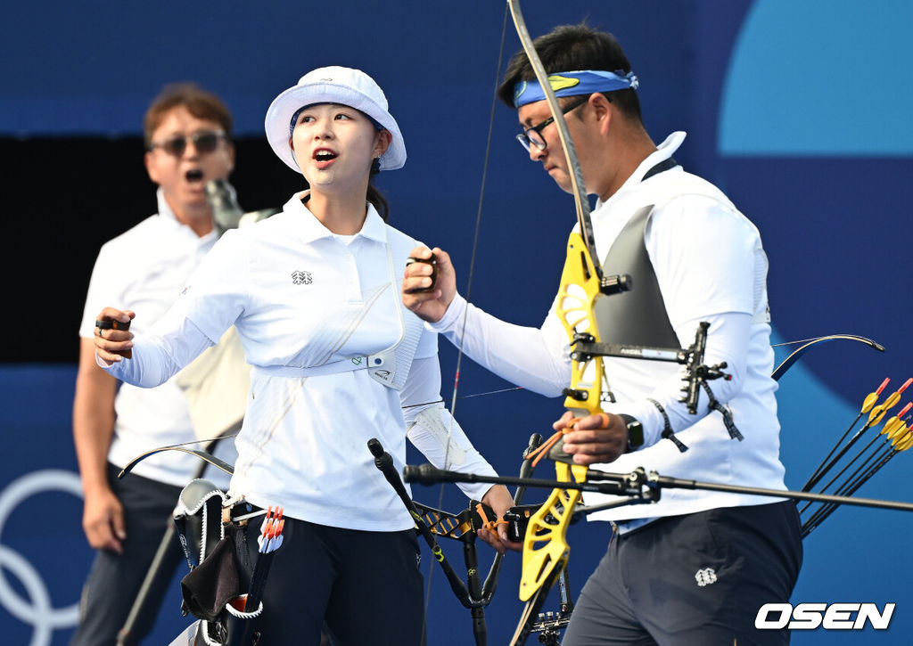 2일(한국시간) 프랑스 파리 레쟁발리드에서 ‘2024 파리올림픽’ 양궁 혼성단체 16강전 한국 김우진-임시현 조와 대만 레이 젠잉-다이 여우쉬안의 경기가 열렸다.한국 김우진-임시현 조는 슛오프 끝에 5대4(37-35 39-37 37-38 20-19)로 대만을 잡아내며 8강에 진출했다. 김우진-임시현 조가 환호하고 있다. 2024.08.02 / dreamer@osen.co.kr