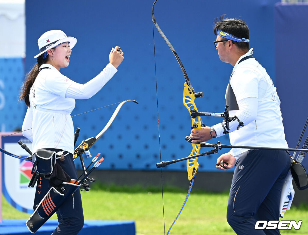 2일(한국시간) 프랑스 파리 레쟁발리드에서 ‘2024 파리올림픽’ 양궁 혼성단체 8강전 한국 김우진-임시현 조와 이탈리아 네스폴리-레바글리아티 조의 경기가 열렸다.한국 김우진-임시현 조는 6대2(34-38 39-37 38-36 40-38)로 이탈리아를 잡아내며 4강에 진출했다. 김우진-임시현 조가 승리에 기뻐하고 있다. 2024.08.02 / dreamer@osen.co.kr