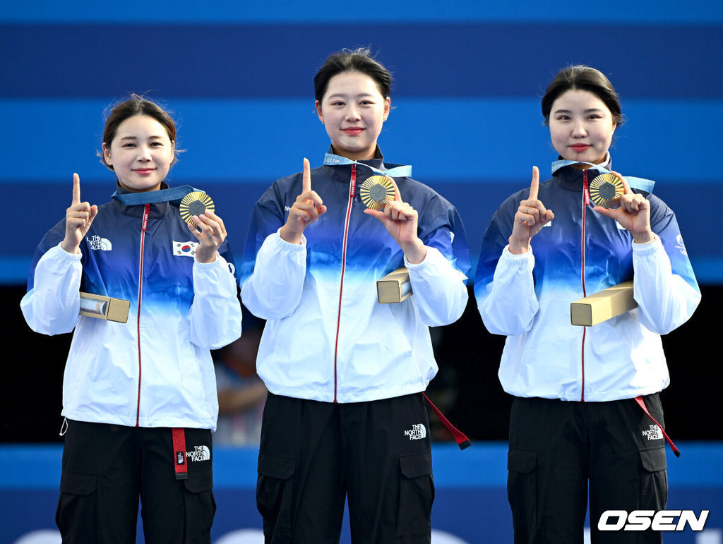 한국 여자 양궁이 올림픽 10연패 대기록을 쐈다.임시현(한국체대), 남수현(순천시청), 전훈영(인천시청)으로 구성된 한국 양궁 대표팀은 프랑스 파리 앵발리드에서 열린 ‘2024 파리올림픽’ 양궁 여자 리커브 단체전 결승서 중국(안치쉬안, 리지아만, 양사오레이) 상대로 5-4(56-53, 55-54, 51-54, 53-55, )로 승리하면서 대회 10연패를 달성했다.금메달을 거머쥔 임시현, 남수현, 전훈영이 세리머니를 하고 있다. 2024.07.29 / dreamer@osen.co.kr