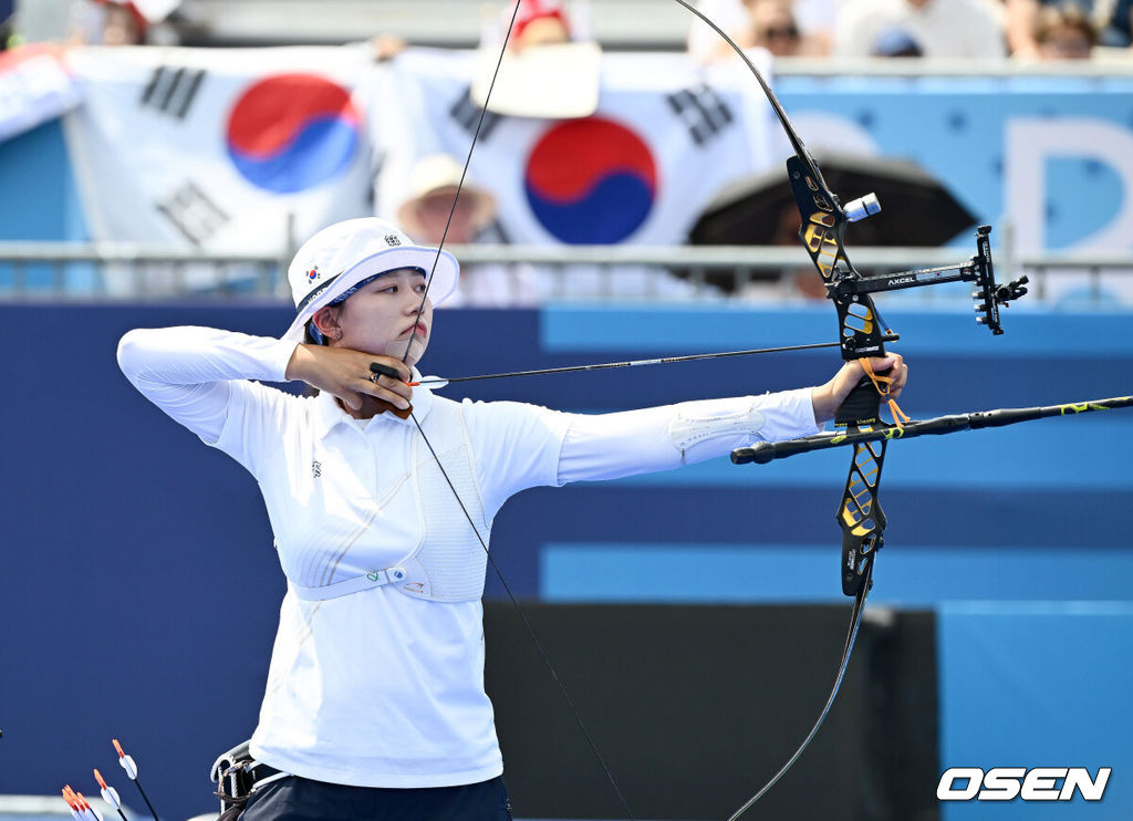 2일(한국시간) 프랑스 파리 레쟁발리드에서 ‘2024 파리올림픽’ 양궁 혼성단체 8강전 한국 김우진-임시현 조와 이탈리아 네스폴리-레바글리아티 조의 경기가 열렸다.한국 김우진-임시현 조는 6대2(34-38 39-37 38-36 40-38)로 이탈리아를 잡아내며 4강에 진출했다. 임시현이 조준하고 있다. 2024.08.02 / dreamer@osen.co.kr