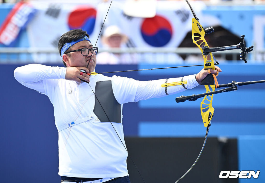 2일(한국시간) 프랑스 파리 레쟁발리드에서 ‘2024 파리올림픽’ 양궁 혼성단체 8강전 한국 김우진-임시현 조와 이탈리아 네스폴리-레바글리아티 조의 경기가 열렸다.한국 김우진-임시현 조는 6대2(34-38 39-37 38-36 40-38)로 이탈리아를 잡아내며 4강에 진출했다. 김우진이 조준하고 있다. 2024.08.02 / dreamer@osen.co.kr