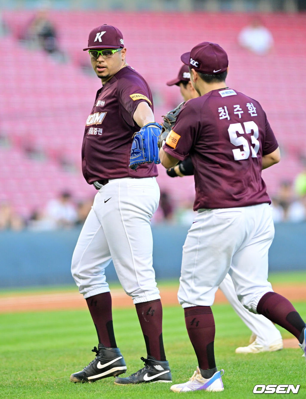 2일 오후 서울 잠실야구장에서 2024 신한 SOL Bank KBO리그 두산 베어스와 키움 히어로즈의 경기가 열렸다.이날 두산은 최원준, 키움은 후라도를 각각 선발로 내세웠다.2회말 2사 1,2루 키움 선발 후라도가 두산 조수행 땅볼을 처리한 1루수 최주환에게 고마움을 표하고 있다. 2024.08.02 /cej@osen.co.kr