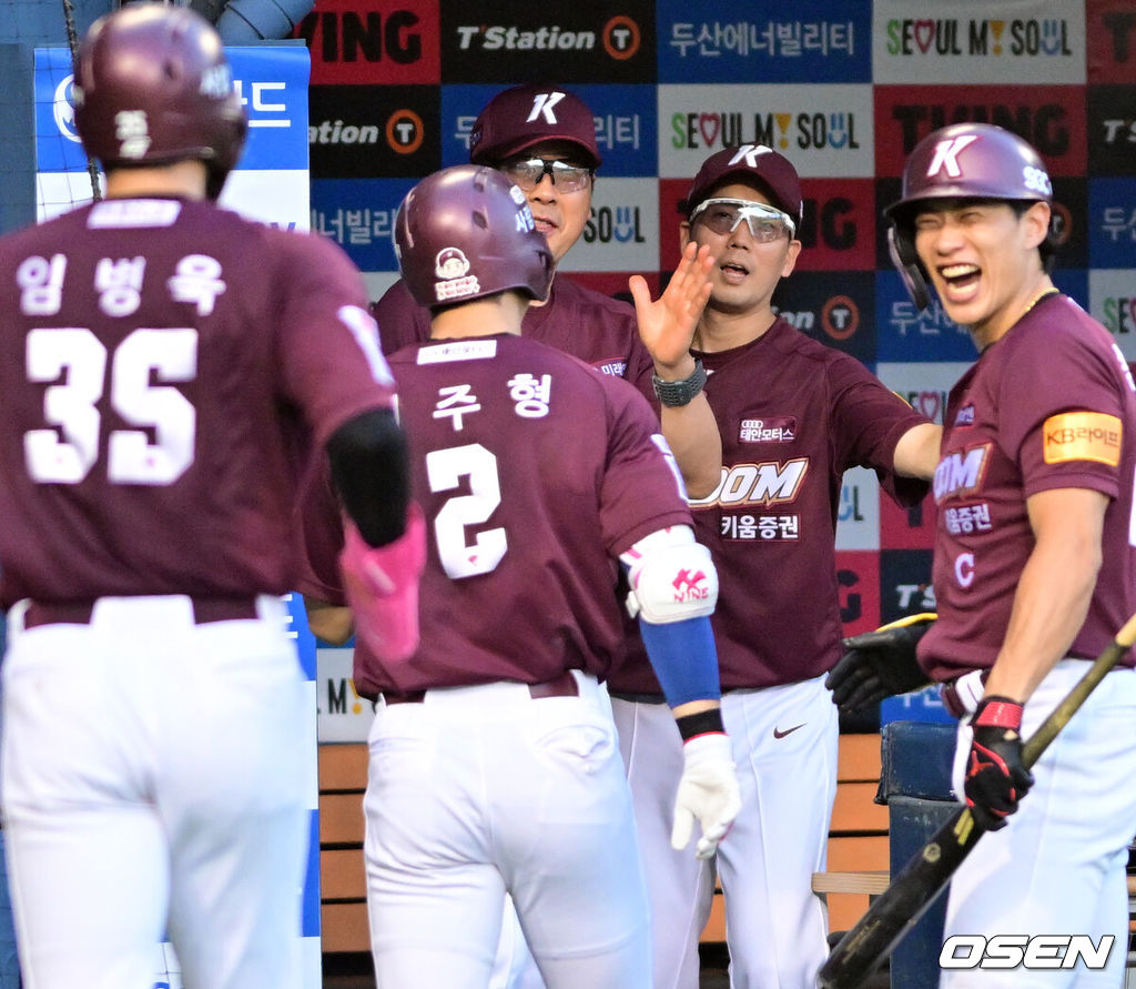 2일 오후 서울 잠실야구장에서 2024 신한 SOL Bank KBO리그 두산 베어스와 키움 히어로즈의 경기가 열렸다.이날 두산은 최원준, 키움은 후라도를 각각 선발로 내세웠다.3회초 무사 1루 키움 이주형이 선제 우월 투런 홈런을 날린 뒤 홍원기 감독과 기뻐하고 있다. 2024.08.02 /cej@osen.co.kr