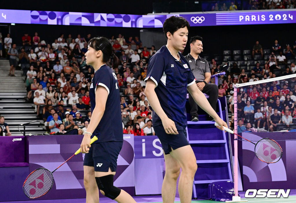 2일(한국시간) 프랑스 파리 포르트 드 라 샤펠 아레나에서 ‘2024 파리올림픽’ 배드민턴 혼성 복식 동메달결정전 한국 서승재-채유정 조와 일본 와타나베 유타-히가시노 아리사 조의 경기가 열렸다.한국 서승재-채유정 조는 전날(1일) 김원호-정나은 조와 혈전 끝에 결승행을 내주고 동메달결정전으로 향했다.한국 서승재-채유정 조가 실점에 아쉬워하고 있다. 2024.08.01 / dreamer@osen.co.kr