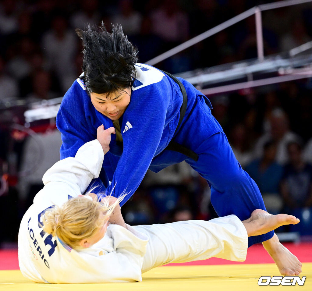 2일(한국시각) 프랑스 파리 샹드마르스 아레나에서 ‘2024 파리올림픽’ 유도 여자 78kg 이상급 패자부활전 한국 김하윤과 보스니아 헤르체고비나 라리사 세릭의 경기가 열렸다.김하윤은 라리사 세릭을 상대로 안다리걸기 절반승을 따냈다. 한국 김하윤이 공격을 펼치고 있다. 2024.08.02 / dreamer@osen.co.kr