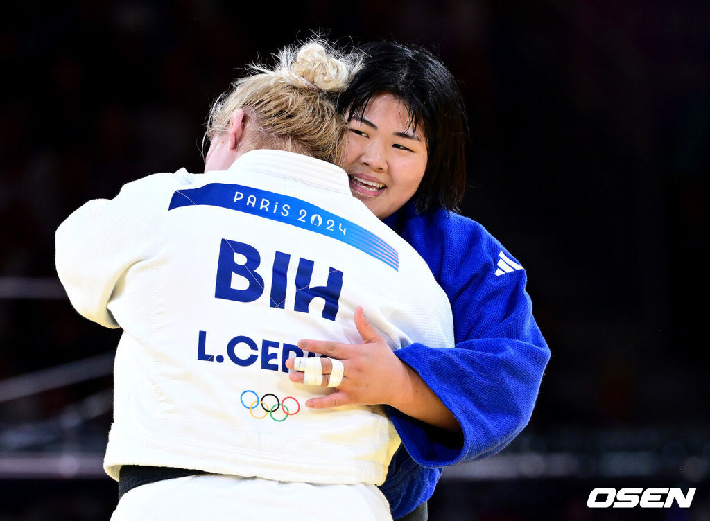 2일(한국시각) 프랑스 파리 샹드마르스 아레나에서 ‘2024 파리올림픽’ 유도 여자 78kg 이상급 패자부활전 한국 김하윤과 보스니아 헤르체고비나 라리사 세릭의 경기가 열렸다.김하윤은 라리사 세릭을 상대로 안다리걸기 절반승을 따냈다. 승리한 한국 김하윤이 라리사 세릭과 인사를 나누고 있다. 2024.07.30 / dreamer@osen.co.kr