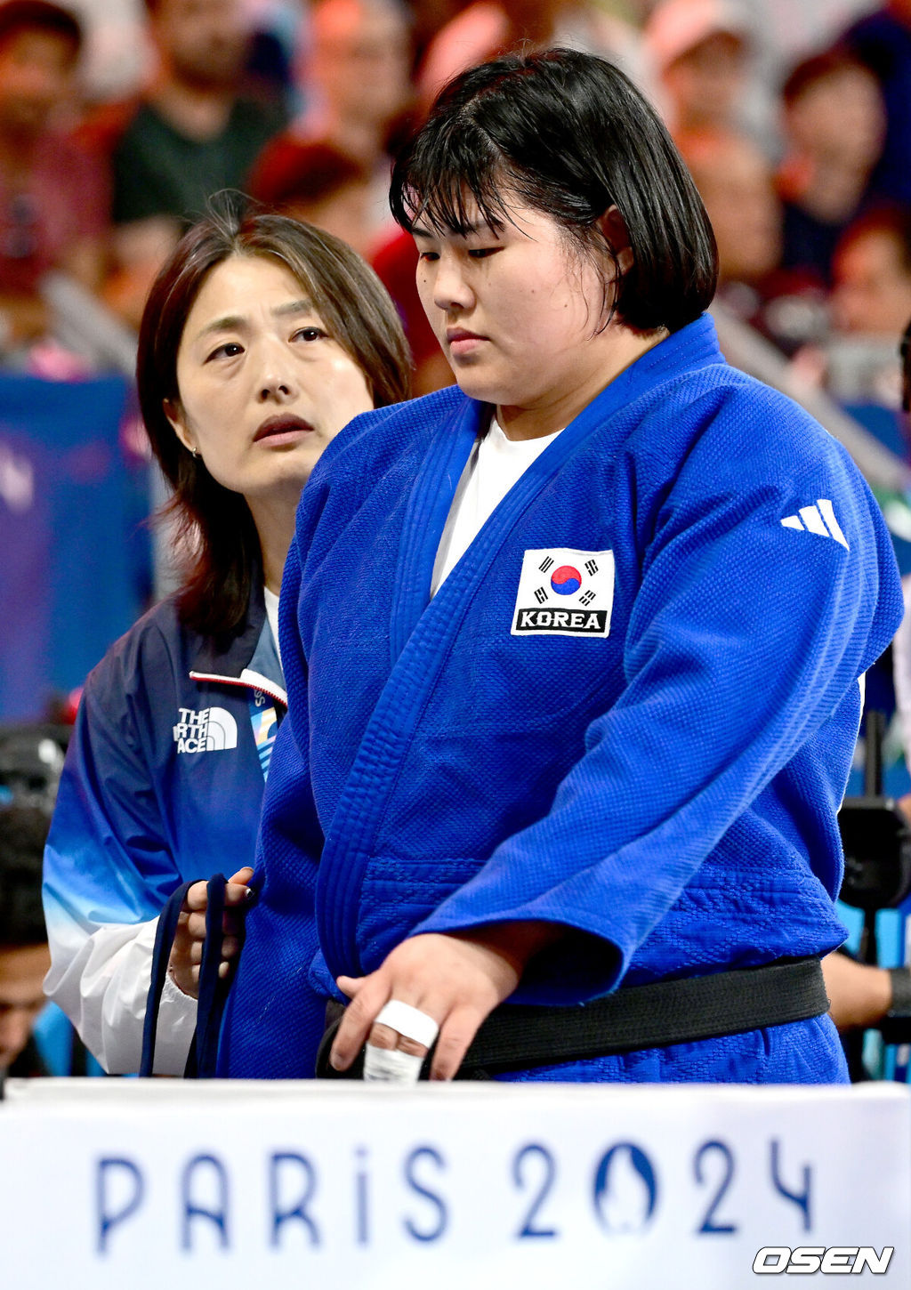 2일(한국시각) 프랑스 파리 샹드마르스 아레나에서 ‘2024 파리올림픽’ 유도 여자 78kg 이상급 패자부활전 한국 김하윤과 보스니아 헤르체고비나 라리사 세릭의 경기가 열렸다.김하윤은 라리사 세릭을 상대로 안다리걸기 절반승을 따냈다. 한국 김하윤이 경기장을 빠져나가며 김미정 감독과 대화를 나누고 있다. 2024.08.02 / dreamer@osen.co.kr