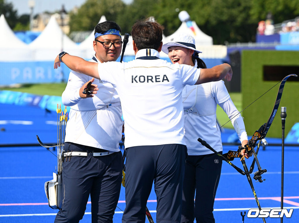 이번에도 한국 양궁은 무적이었다. 임시현(21, 한국체대)과 김우진(32, 청주시청)이 남녀 단체전에 이어 혼성 단체전에서도 시상대 가장 높은 곳에 서면서 '동반 2관왕'을 달성했다. 한국 양궁의 올림픽 2연패도 달성했다.임시현과 김우진은 2일(한국시간) 프랑스 파리 앵발리드에서 열린 2024 파리 올림픽 양궁 혼성단체전 결승전에서 미셸 크로펜-플로리안 운루(독일)를 6-0(38-35 36-35 36-35)로 꺾고 금메달을 목에 걸었다.금메달을 거머쥔 한국 임시현-김우진과 박성수 감독이 포옹을 나누고 있다. 2024.08.02 / dreamer@osen.co.kr