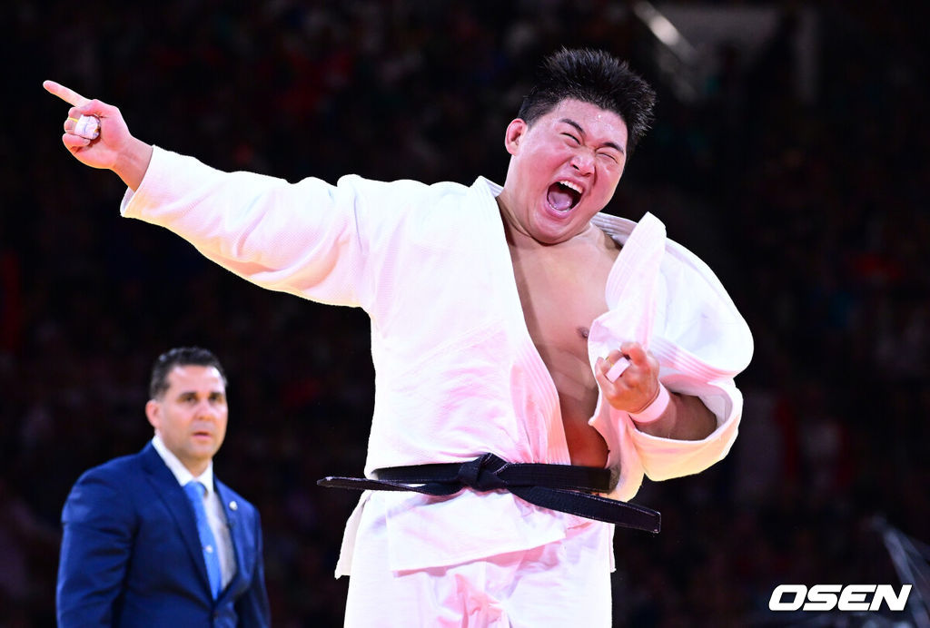 2일(한국시각) 프랑스 파리 샹드마르스 아레나에서 ‘2024 파리올림픽’ 유도 남자 100kg 이상급 준결승 한국 김민종과 일본 사이토 다쓰루의 경기가 열렸다.김민종은 한국 유도의 '노골드'를 끊어낼 유력한 후보로 기대받고 있다. 한국 유도의 올림픽 금메달은 지난 2012 런던 올림픽 김재범과 송대남의 금메달이 마지막이다. 한국 김민종이 일본 사이토 다쓰루를 상대로 한판승을 따낸 뒤 환호하고 있다. 2024.07.30 / dreamer@osen.co.kr