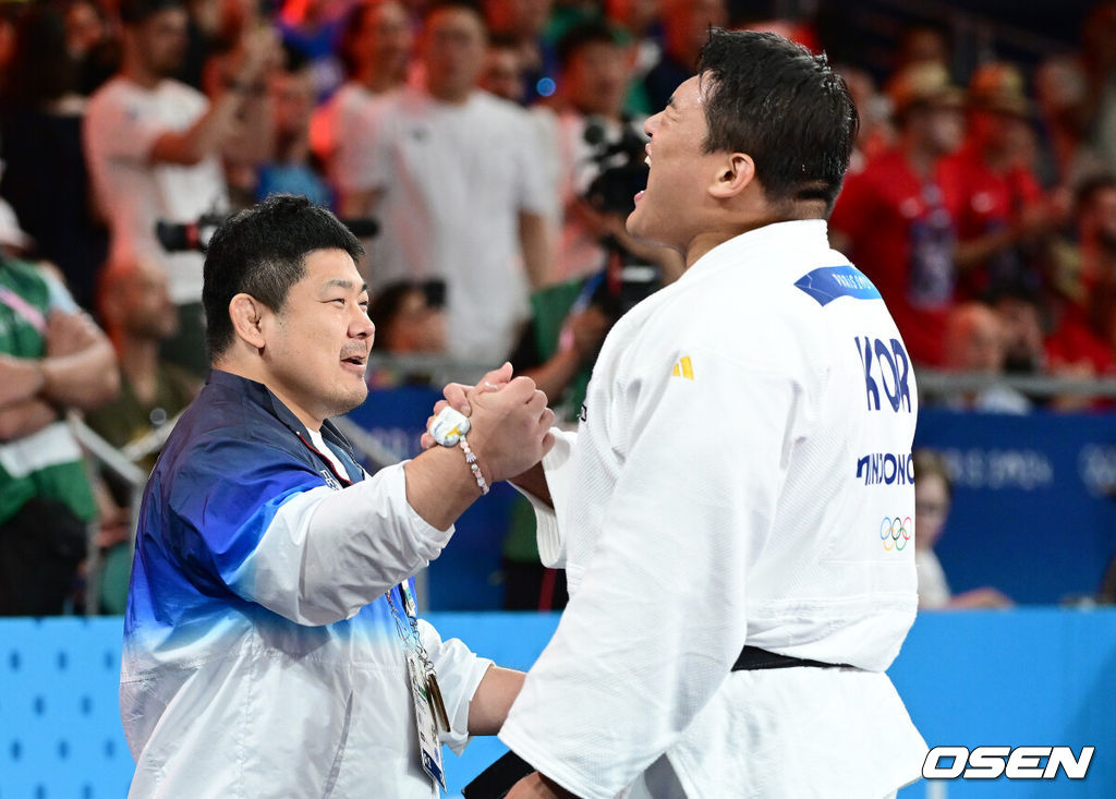 2일(한국시각) 프랑스 파리 샹드마르스 아레나에서 ‘2024 파리올림픽’ 유도 남자 100kg 이상급 준결승 한국 김민종과 일본 사이토 다쓰루의 경기가 열렸다.김민종은 한국 유도의 '노골드'를 끊어낼 유력한 후보로 기대받고 있다. 한국 유도의 올림픽 금메달은 지난 2012 런던 올림픽 김재범과 송대남의 금메달이 마지막이다. 한국 김민종이 일본 사이토 다쓰루를 상대로 한판승을 따낸 뒤 황희태 감독과 환호하고 있다. 2024.07.30 / dreamer@osen.co.kr