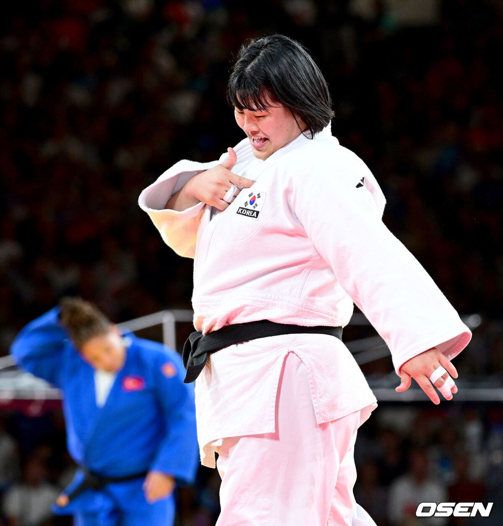 2일(한국시간) 프랑스 파리 샹드마르스 아레나에서 ‘2024 파리올림픽’ 유도 여자 78kg 이상급 동메달결정전 한국 김하윤과 튀르키예 카이라 오즈데미르의 경기가 열렸다.김하윤은 누르기 한판승을 따내며 동메달을 거머쥐었다. 한국 김하윤이 동메달을 확정짓고 태극기를 가리키고 있다. 2024.08.02 / dreamer@osen.co.kr