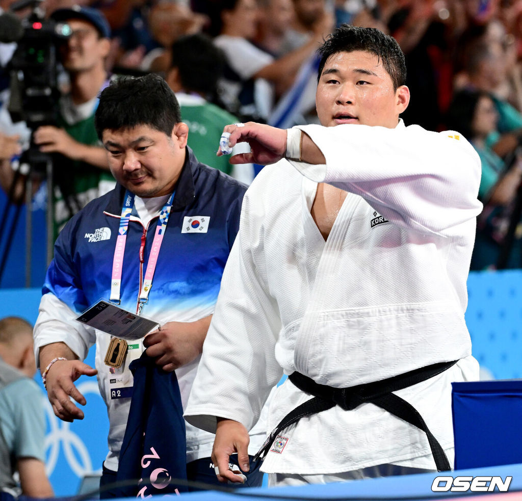 2일(한국시각) 프랑스 파리 샹드마르스 아레나에서 ‘2024 파리올림픽’ 유도 남자 100kg 이상급 결승전 한국 김민종과 프랑스 테디 리네르의 경기가 열렸다.김민종은 프랑스 테디 리네르에게 한판패를 당하며 은메달을 획득했다. 한국 김민종이 아쉬워하며 경기장을 나서고 있다. 2024.07.30 / dreamer@osen.co.kr