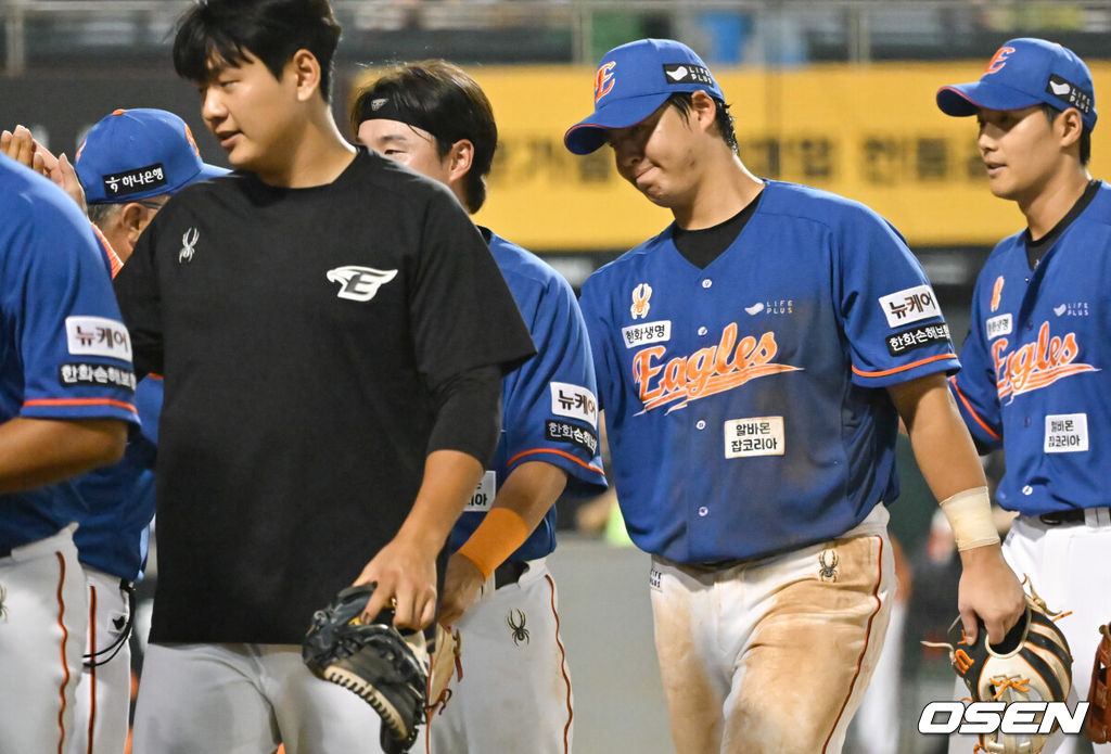 데뷔 첫 5안타와 2년 연속 20홈런을 달성한 한화 노시환이 김경문 감독과 하이파이브를 하고 있다. 2024.08.02 / soul1014@osen.co.kr