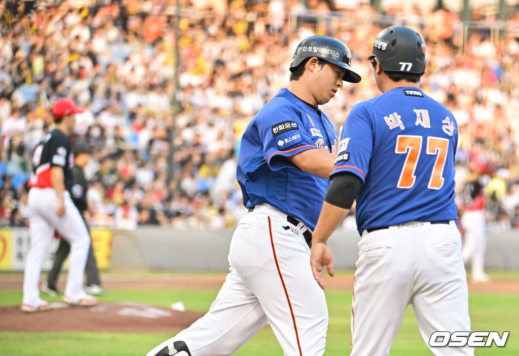 1회말 1사 1,2루 한화 노시환이 선취 3점 홈런을 날린뒤 베이스를 돌고 있다.    2024.08.02 / soul1014@osen.co.kr