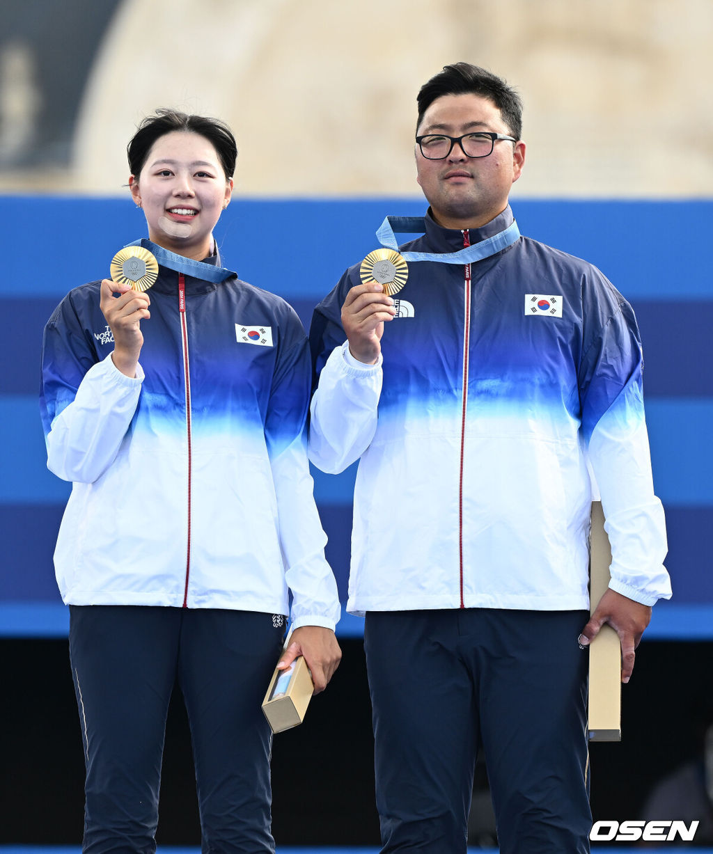 이번에도 한국 양궁은 무적이었다. 임시현(21, 한국체대)과 김우진(32, 청주시청)이 남녀 단체전에 이어 혼성 단체전에서도 시상대 가장 높은 곳에 서면서 '동반 2관왕'을 달성했다. 한국 양궁의 올림픽 2연패도 달성했다.임시현과 김우진은 2일(한국시간) 프랑스 파리 앵발리드에서 열린 2024 파리 올림픽 양궁 혼성단체전 결승전에서 미셸 크로펜-플로리안 운루(독일)를 6-0(38-35 36-35 36-35)로 꺾고 금메달을 목에 걸었다.금메달을 따낸 한국 임시현과 김우진이 시상대에서 포즈를 취하고 있다. 2024.08.02 / dreamer@osen.co.kr