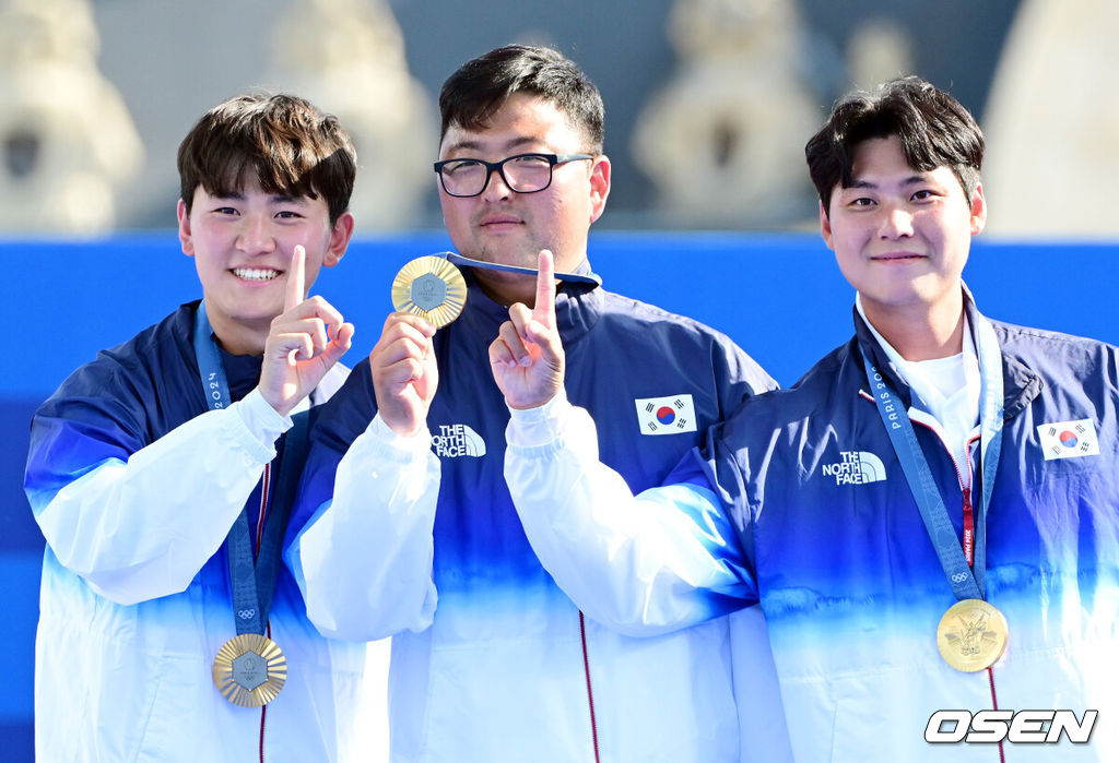 한국 남자 양궁이 올림픽 단체전 3연패를 달성했다.30일(한국시간) 프랑스 파리 앵발리드에서 열린 ‘2024 파리올림픽’ 양궁 리커브 남자 단체 결승 한국과 프랑스의 경기에서 세트스코어 5-1로 금메달을 거머쥐었다. 김우진(청주시청), 이우석(코오롱), 김제덕(예천군청)으로 이뤄진 한국 대표팀은 압도적인 실력으로 올림픽 3연패 위업을 달성했다.김제덕, 이우석, 김우진과 금메달과 함께 세리머니를 펼치고 있다. 2024.07.30 / dreamer@osen.co.kr