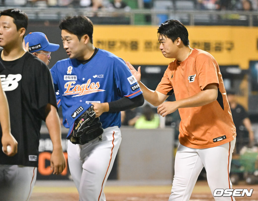 경기종료 후 승리투수가 된 한화 김기중이 김경문 감독과 하이파이브를 하고 있다. 2024.08.02 / soul1014@osen.co.kr