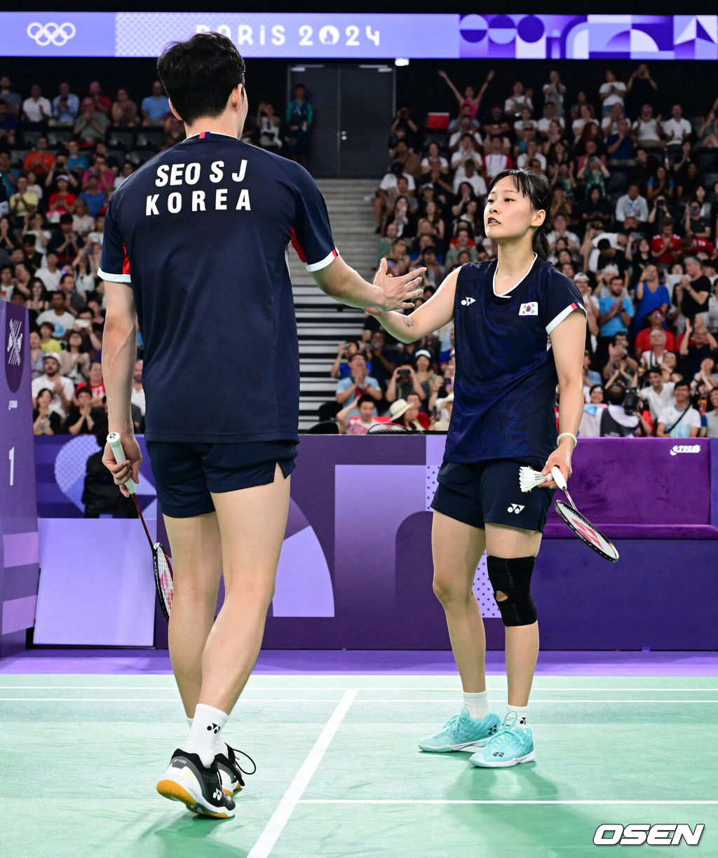 2일(한국시간) 프랑스 파리 포르트 드 라 샤펠 아레나에서 ‘2024 파리올림픽’ 배드민턴 혼성 복식 동메달결정전 한국 서승재-채유정 조와 일본 와타나베 유타-히가시노 아리사 조의 경기가 열렸다.한국 서승재-채유정 조는 게임 스코어 0-2로 패하며 메달 획득에 실패했다.한국 서승재-채유정 조가 경기를 마친 뒤 인사를 나누고 있다. 2024.08.02 / dreamer@osen.co.kr