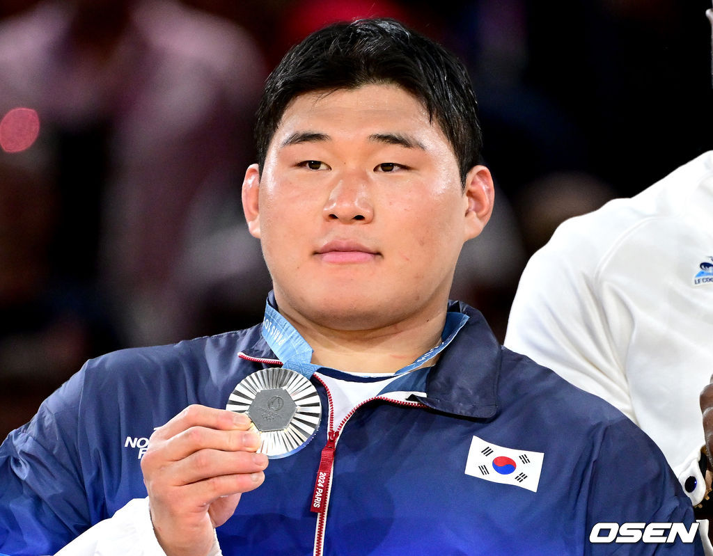 2일(한국시각) 프랑스 파리 샹드마르스 아레나에서 ‘2024 파리올림픽’ 유도 남자 100kg 이상급 결승전 한국 김민종과 프랑스 테디 리네르의 경기가 열렸다.김민종은 프랑스 테디 리네르에게 한판패를 당하며 은메달을 획득했다. 한국 김민종이 은메달을 목에 걸고 포즈를 취하고 있다. 2024.07.30 / dreamer@osen.co.kr