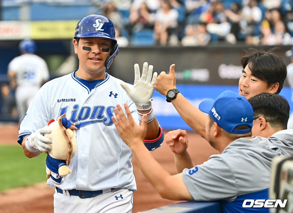 13일 대구삼성라이온즈파크에서 2024 신한 SOL 뱅크 KBO 리그 삼성 라이온즈와 LG 트윈스의 경기가 열렸다. 3연승으로 기세가 오른 삼성은 이호성을 선발로 출전시키고 3연패 중인 LG는 에이스 켈리를 내세워 반등을 노린다.삼성 라이온즈 강민호가 2회말 1사 좌월 솔로 홈런을 치고 하이파이브를 하고 있다. 2024.06.13 / foto0307@osen.co.kr