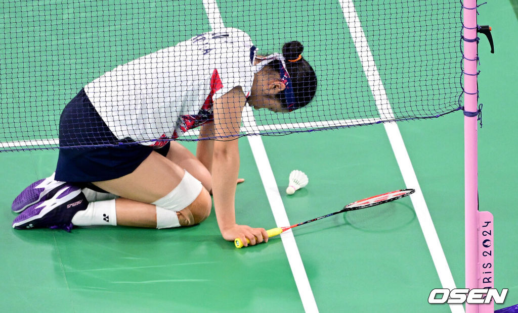 3일(한국시각) 프랑스 파리 포르트 드 라 샤펠 아레나에서 ‘2024 파리올림픽’ 배드민턴 여자 단식 8강전 한국 안세영과 일본 야마구치 아카네의 경기가 열렸다.여자 배드민턴 세계랭킹 1위를 달리는 안세영은 이번 올림픽 금메달을 노린다.2세트, 안세영이 실점에 아쉬워하고 있다. 2024.08.03 / dreamer@osen.co.kr