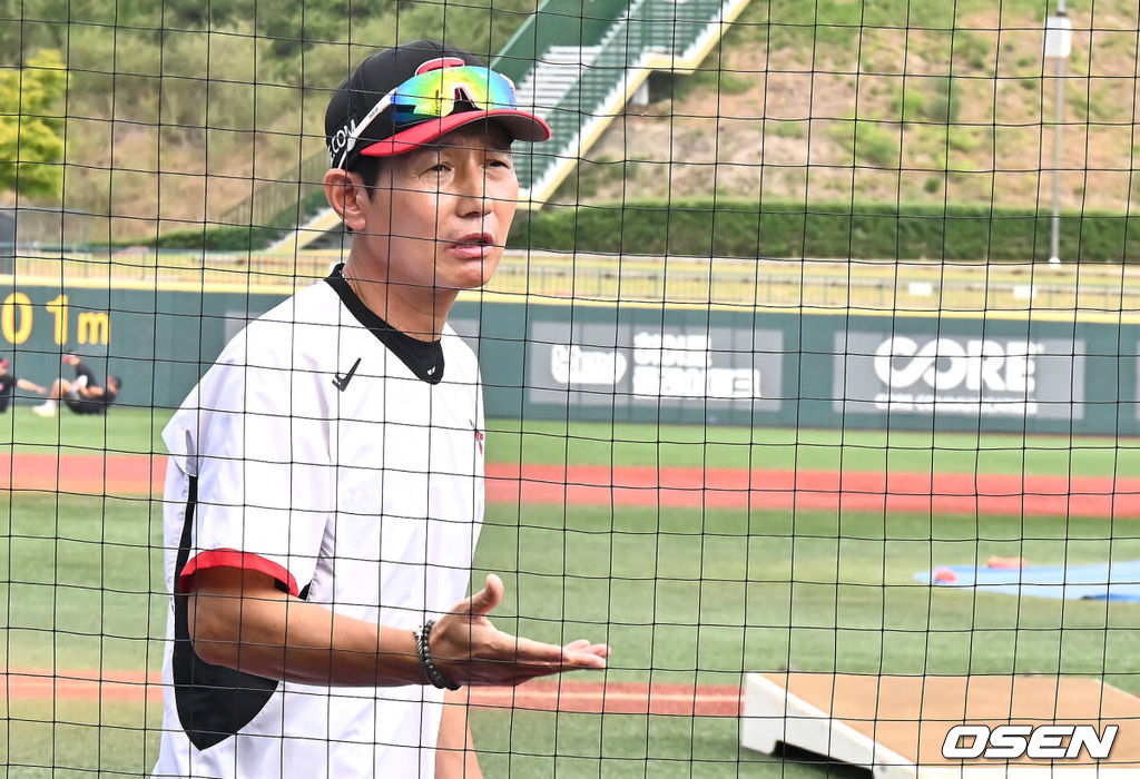 3일 울산 문수야구장에서 2024 신한 SOL 뱅크 KBO 리그 롯데 자이언츠와 LG 트윈스의 경기가 열린다. 홈팀 롯데는 반즈가 선발로 방문팀 LG는 최원태가 선발로 나선다.LG 트윈스 염경엽 감독이 폭염에 달궈진 그라운드 상태에서 경기를 진행 하는게 맞느냐며 경기 감독관과 얘기를 하고 있다. 2024.08.03 / foto0307@osen.co.kr