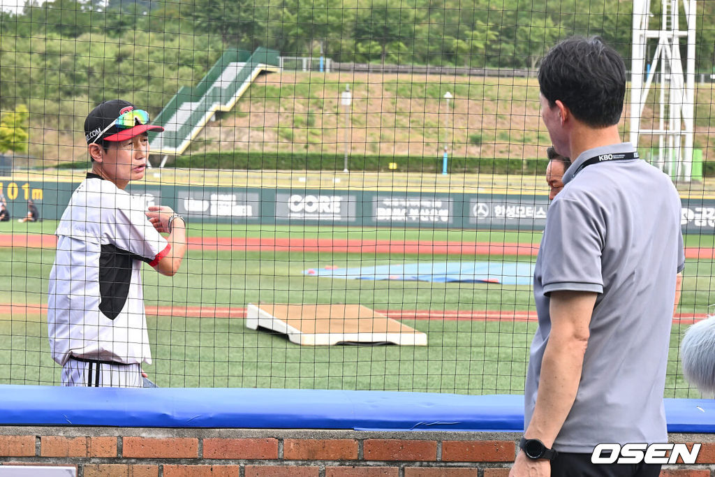 3일 울산 문수야구장에서 2024 신한 SOL 뱅크 KBO 리그 롯데 자이언츠와 LG 트윈스의 경기가 열린다. 홈팀 롯데는 반즈가 선발로 방문팀 LG는 최원태가 선발로 나선다.LG 트윈스 염경엽 감독이 폭염에 달궈진 그라운드 상태에서 경기를 진행 하는게 맞느냐며 허삼영 경기 감독관과 얘기를 하고 있다. 2024.08.03 / foto0307@osen.co.kr