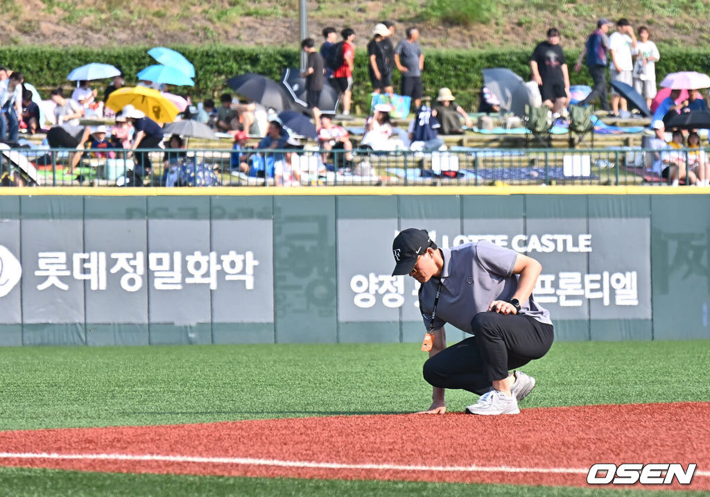 3일 울산 문수야구장에서 2024 신한 SOL 뱅크 KBO 리그 롯데 자이언츠와 LG 트윈스의 경기가 열린다. 홈팀 롯데는 반즈가 선발로 방문팀 LG는 최원태가 선발로 나선다.허삼영 경기 감독관이 울산 문수야구장 그라운드 온도를 손으로 체크하고 있다. 2024.08.03 / foto0307@osen.co.kr