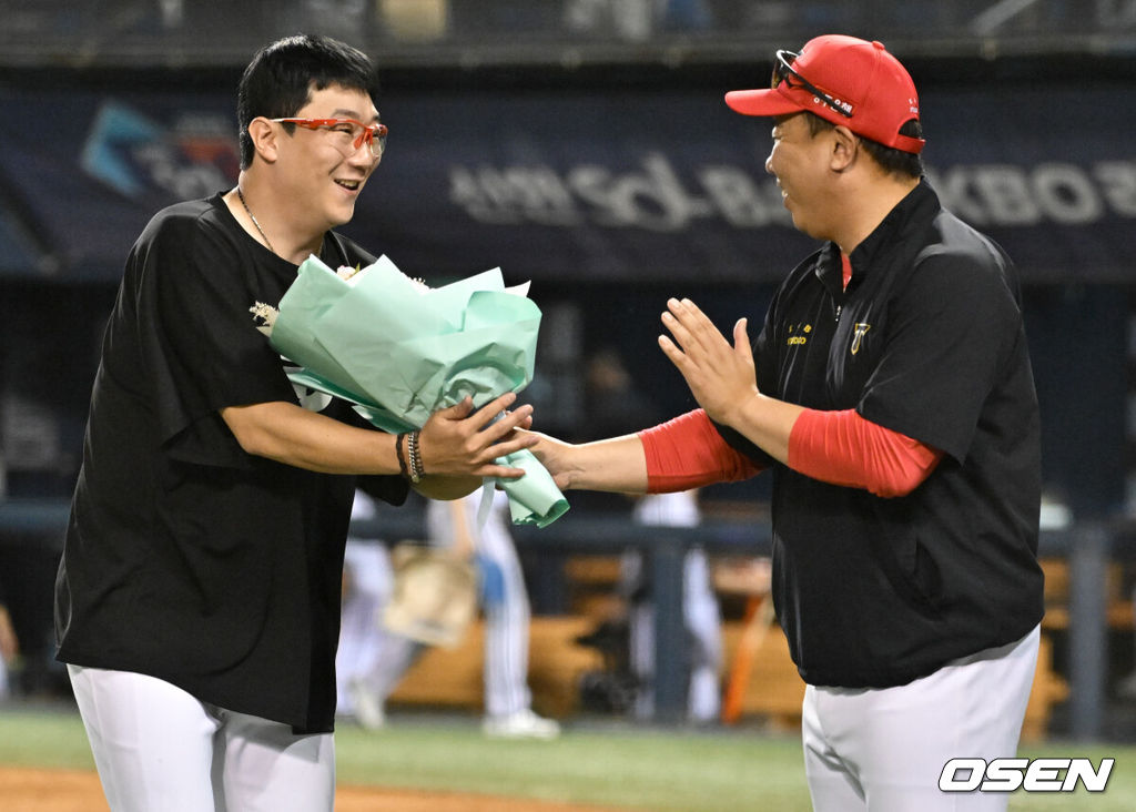  KBO 최초 400경기 선발과 KBO역대 3번째 11시즌 연속 100이닝을 달성한 KIA 양현종이 이범호 감독에게 꽃다발을 받고 있다. 2024.07.10 /cej@osen.co.kr