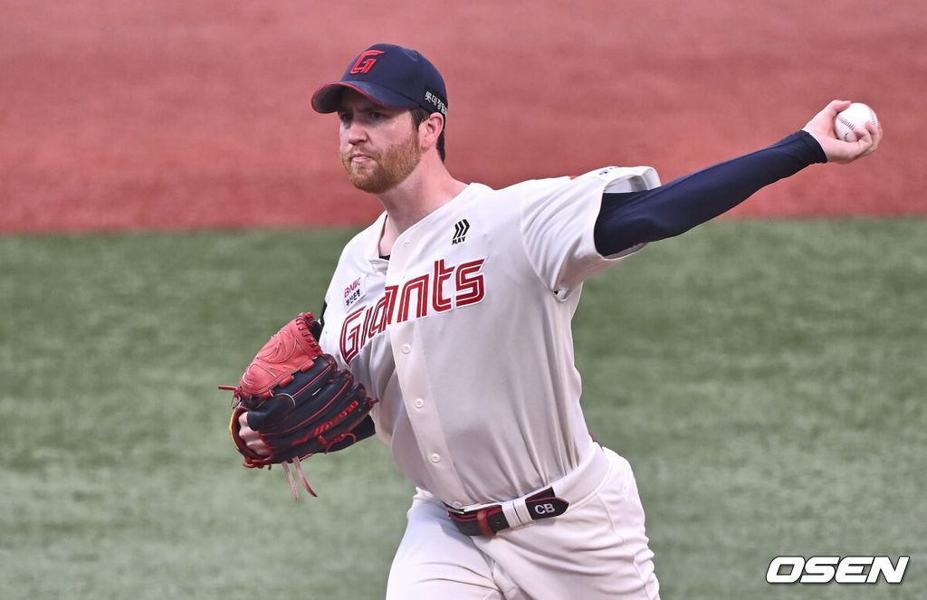 3일 울산 문수야구장에서 2024 신한 SOL 뱅크 KBO 리그 롯데 자이언츠와 LG 트윈스의 경기가 열렸다. 홈팀 롯데는 반즈가 선발로 방문팀 LG는 최원태가 선발로 나섰다.롯데 자이언츠 선발 투수 반즈가 역투하고 있다. 2024.08.03 / foto0307@osen.co.kr