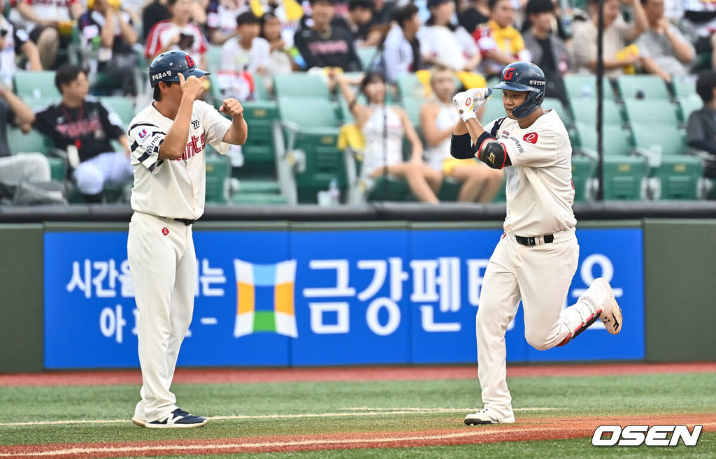 3일 울산 문수야구장에서 2024 신한 SOL 뱅크 KBO 리그 롯데 자이언츠와 LG 트윈스의 경기가 열렸다. 홈팀 롯데는 반즈가 선발로 방문팀 LG는 최원태가 선발로 나섰다.롯데 자이언츠 손호영이 1회말 2사 1,2루 좌월 3점 홈런을 치고 세리머니를 하고 있다. 2024.08.03 / foto0307@osen.co.kr